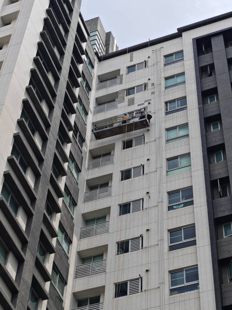 磁磚修補與外牆防水：空心檢測、敲除打底、仿縫上色防水